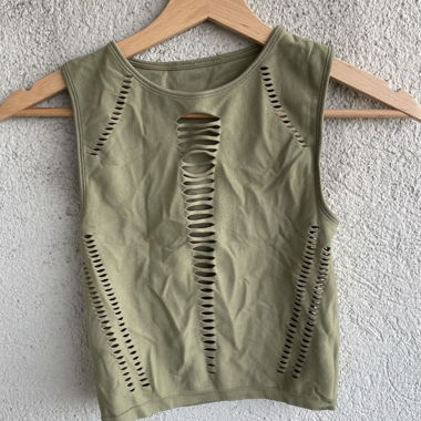 Top kaki con cut-out / Look Destroyed Y2K