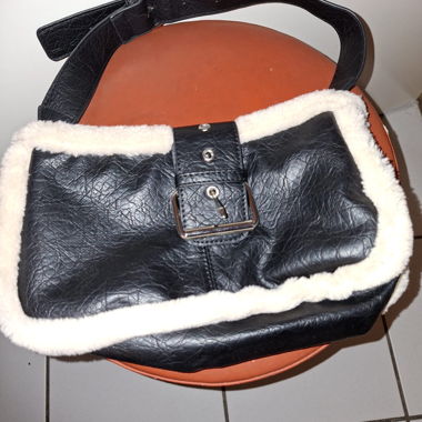 Borsa a tracolla nera in similpelle