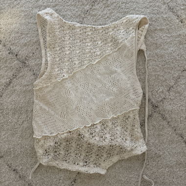 Haut en dentelle blanche