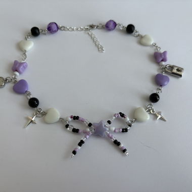 Lila Schleifenkette mit Charms