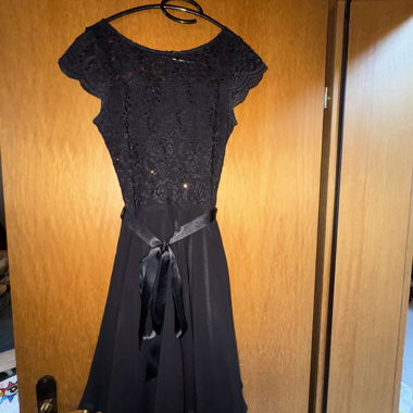 Schwarzes Spitzenkleid