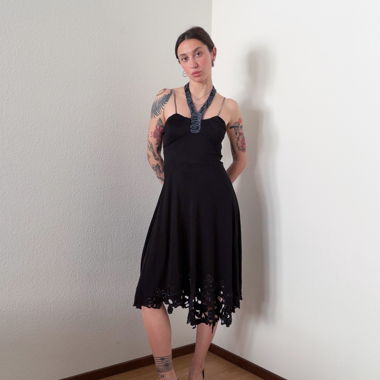 Abito midi vintage nero asimmetrico decorato