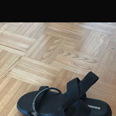 schwarze Sandalen