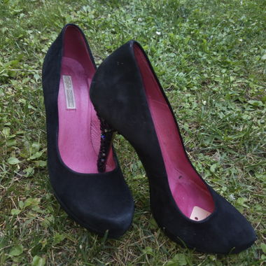 Schwarze Pumps mit hohem Absatz