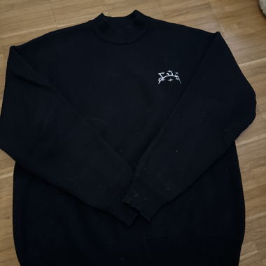 Schwarzer Pullover mit Stehkragen divin von divin