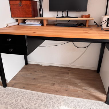 Scrivania in legno con cassetti