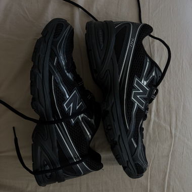 New Balance 740 Black / metallic 