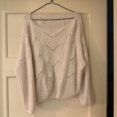 Maglione beige lavorato a trecce