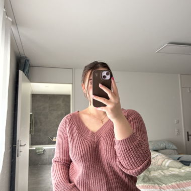Maglione rosa in maglia con scollo a V