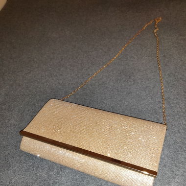 Elegante Handtasche mit goldfarbenen Zirkonen