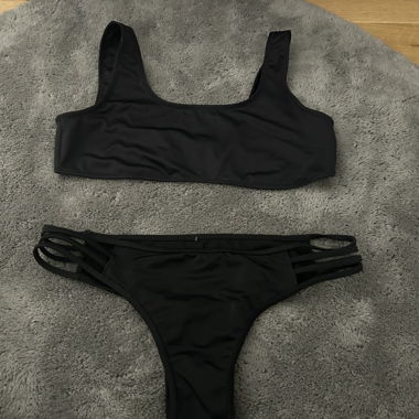 Bikini noir avec découpes