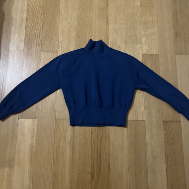 Maglione a maniche lunghe con spalle imbottite