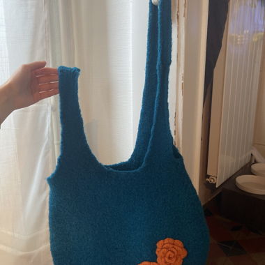 Große Filzwolltasche in Petrolblau mit orangefarbenen Blumen