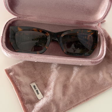 Occhiali da sole Miu Miu con astuccio