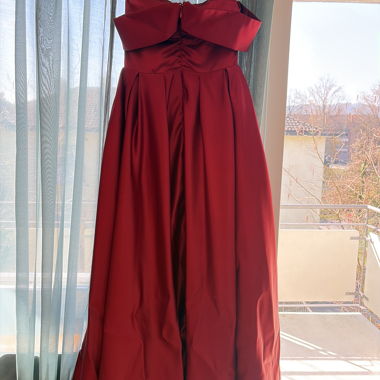 Robe de soirée rouge sans épaules avec fente sur la jambe