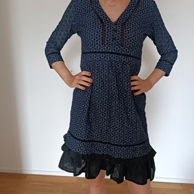 Dunkelblaues Spitzenkleid