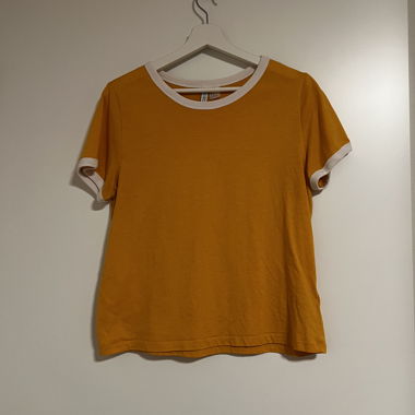 T-shirt jaune