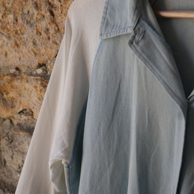 Chemisier bleu clair avec empiècements contrastés
