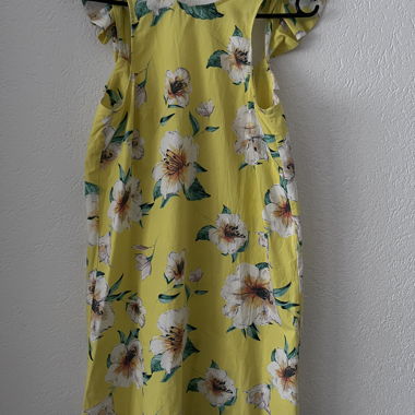 Gelbes Blumenkleid
