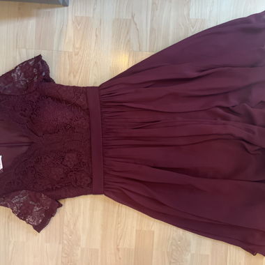 Robe bordeaux avec dentelle