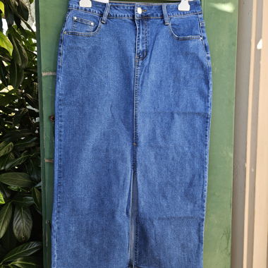Langer, geschlitzter Denim Jeansrock 