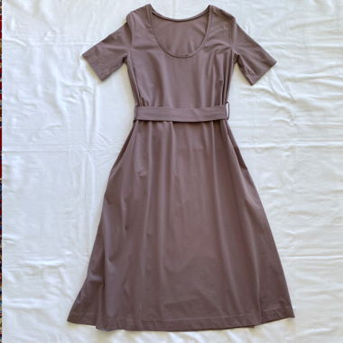 Abito midi COS color taupe in cotone con cintura e tasche