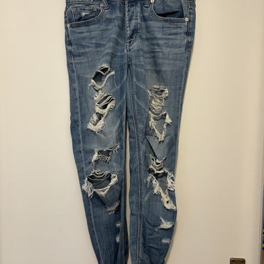 Zerissene blaue Jeans