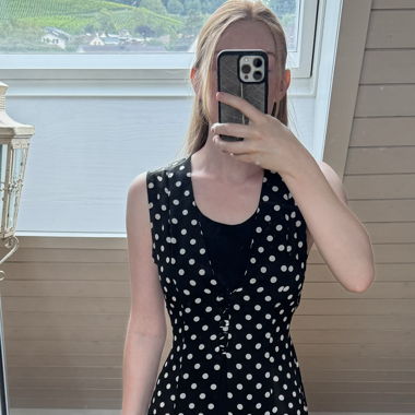 Elegantes schwarz gepunktetes Midikleid