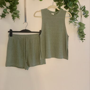 Strick-Set aus Top und Shorts