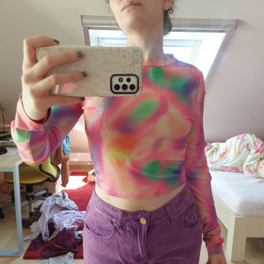 Top corto a maniche lunghe colorato con cut-out a forma di cuore