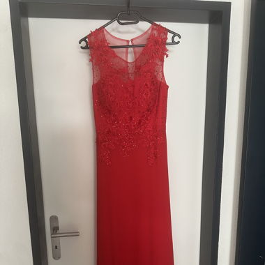 Rotes Abendkleid mit Spitze