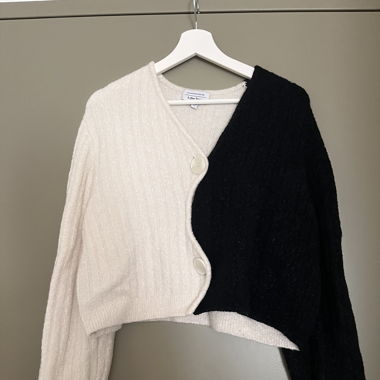 Zweifarbige Strickjacke