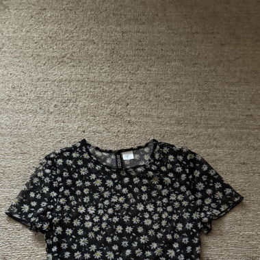 SCHWARZES MESH CROP T-SHIRT MIT GÄNSEBLÜMCHEN