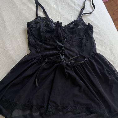 Schwarzes Spitzenkleid