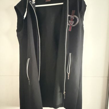 Gilet nero senza maniche con cappuccio