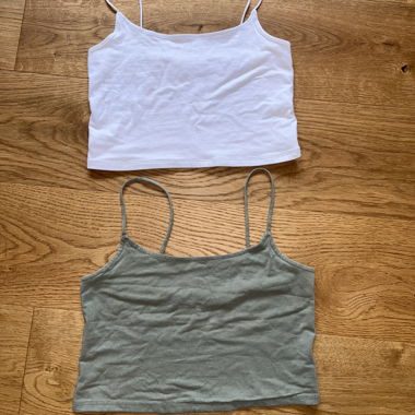 2x croptop in weiss und einem hellen grün