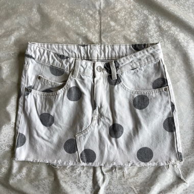 Gonna mini in denim bianco e nero a pois