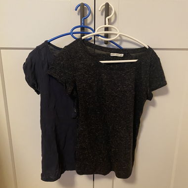 2 crew neck T-shirts size M