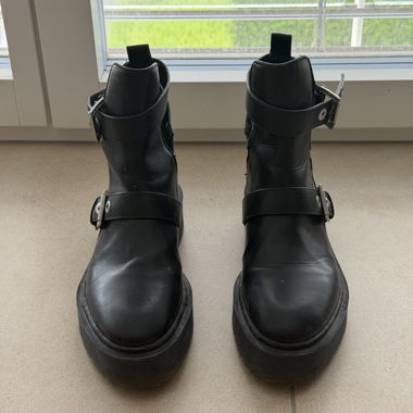 Schwarze Schnallestiefel
