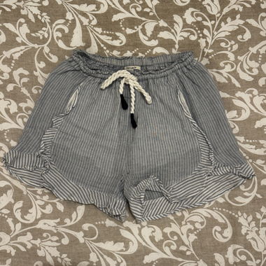 Short rigato blu con volant