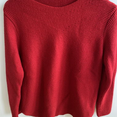 Roter Strickpullover