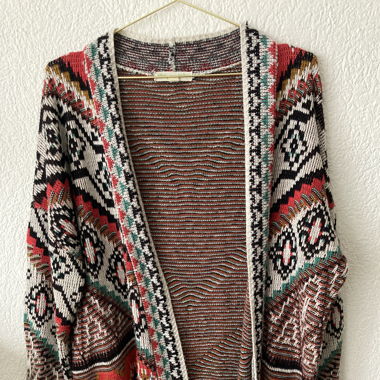 Strickjacke mit Ethnomuster