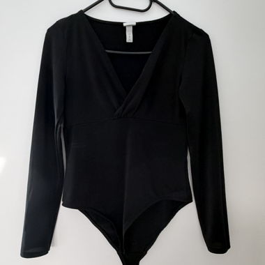 Top a maniche lunghe con scollo a V 