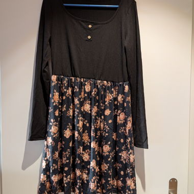 Vestito nero con gonna a fiori, manica lunga