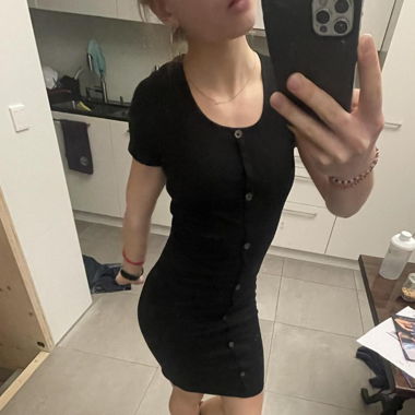 vestito nero con bottoni aderente