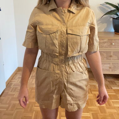 Short jumpsuit with pockets