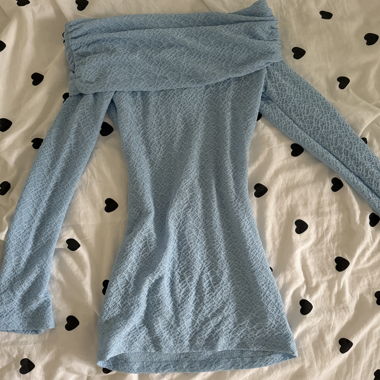 Abito off-shoulder azzurro chiaro
