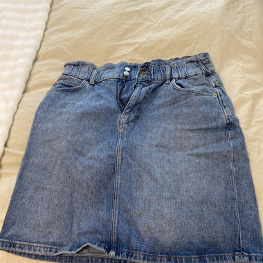 Jupe en jean bleue, longueur genou