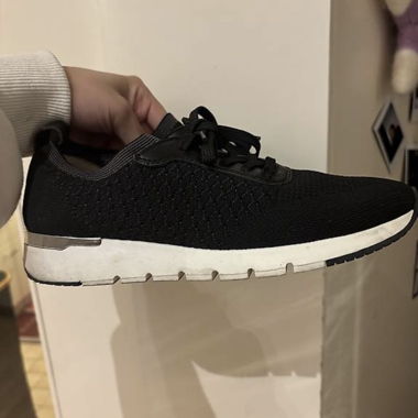 Schwarze Sneaker