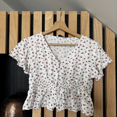Weisse Kurzarm-Bluse mit Blumenmuster